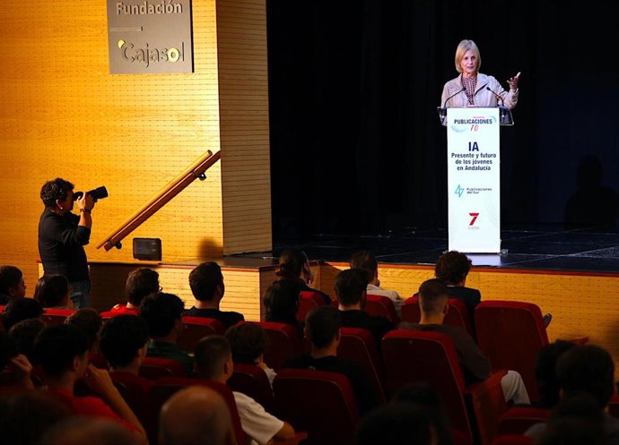 La alcaldesa de Jerez de la Frontera (Cádiz), María José García-Pelayo, interviniendo en el Encuentro Publicaciones 7.0: IA: presente y futuro de los jóvenes en Andalucía, organizado por el Grupo Publicaciones del Sur,