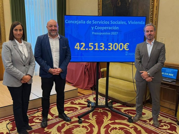 El concejal de Servicios Sociales, Vivienda y Cooperación del Ayuntamiento de Gijón, Guzmán Pendás (en el centro), presenta el presupuesto de sus áreas para 2027.