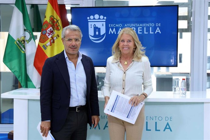 La alcaldesa de Marbella, Ángeles Muñoz, y el concejal de Ordenación del Territorio, José Eduardo Díaz.