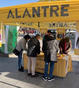 Carpa instalada por Alantre País Llionés para la recogida de avales en las inmediaciones del Edificio Botines, en León capital.