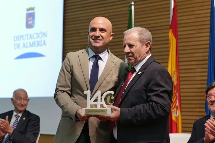El presidente de la Diputación de Almería, José Antonio García Alcaina, recoge el reconocimiento otorgado a la institución provincial durante el acto conmemorativo del 140 aniversario de la Cámara de Comercio.