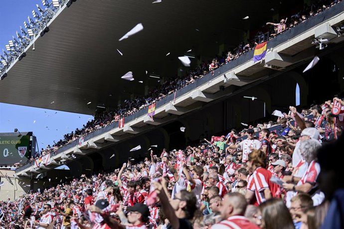 Momento del lanzamiento de aviones de papel desde las gradas del Estadio de Vallecas durante el Rayo Vallecano-Athletic Club de LaLiga EA Sports 26-27