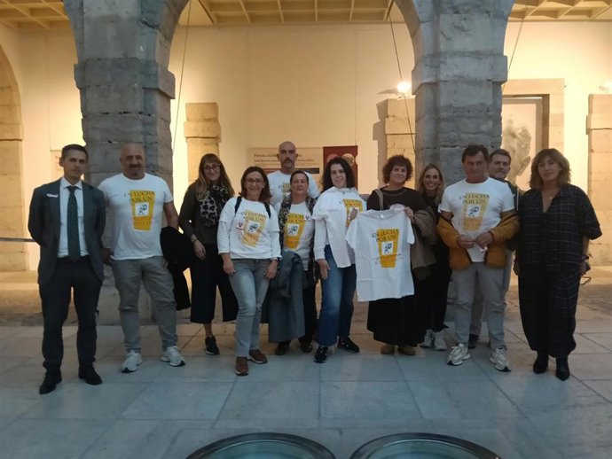 El comité de empresa del Gobierno de Cantabria asiste al Pleno del Parlamento.