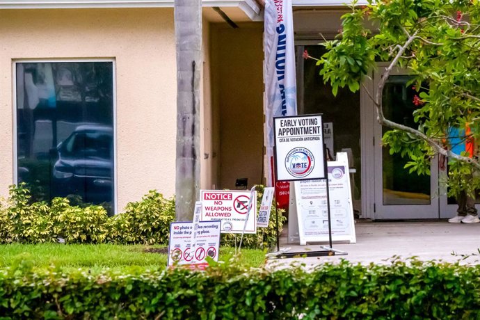 October 19, 2026, Delray Beach, Fl, USA: Official election notices, including an ''Early Voting Appointment'' sign from Palm Beach County Supervisor of Elections a ''Notice: No Weapons Allowed'' sign, and a ''No photo or video recording inside the polling