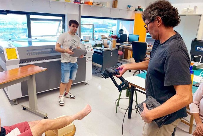 La Escuela de Ingenierías Industriales realiza un escaneado 3D de las extremidades de un paciente que perdió los dedos