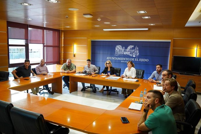 Reunión de trabajo en el Ayuntamiento de El Ejido (Almería) sobre los proyectos para reducir el riesgo de inundaciones.