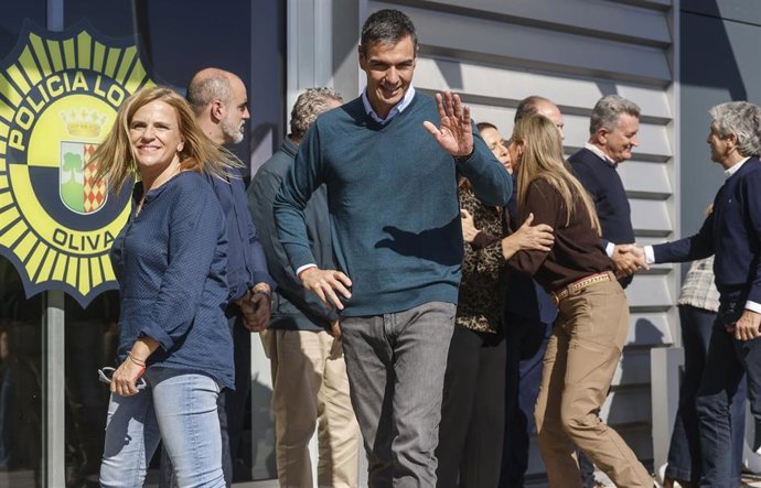 La delegada del Gobierno en la Comunidad Valenciana, Pilar Bernabé, y el presidente del Gobierno, Pedro Sánchez, durante una visita al Puesto de Mando Avanzado por la dana Adam, a 20 de octubre de 2026, en Oliva