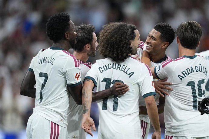 Archivo - Vinícius Júnior, Marc Cucurella, Jude Bellingham y Arda Güler celebran un gol del Real Madrid ante la Real Sociedad en el Santiago Bernabéu.