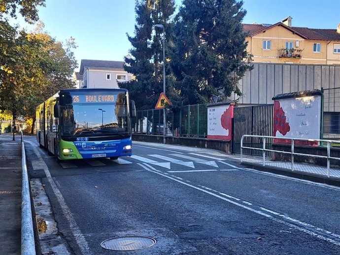 Las asociaciones de Martutene y Txomin Enea se unen para exigir mejoras urgentes en el servicio de Dbus