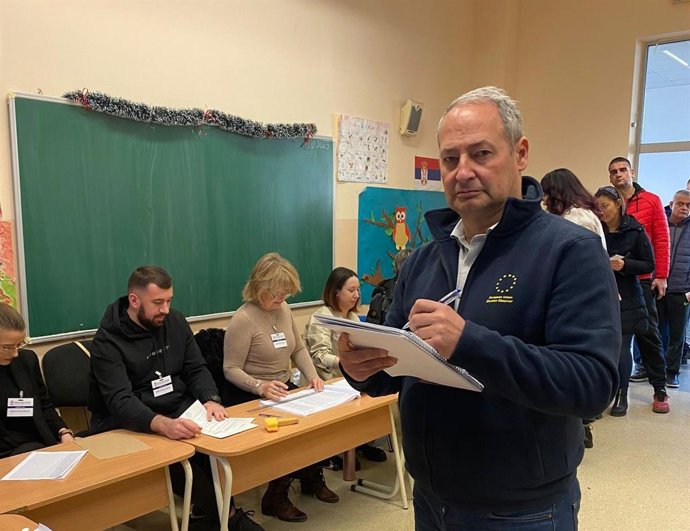 El jefe de la misión electoral en Serbia del Parlamento Europeo, el socialdemócrata austriaco Andreas Schieder, durante la misión de observación de las elecciones parlamentarias serbias de 2023.