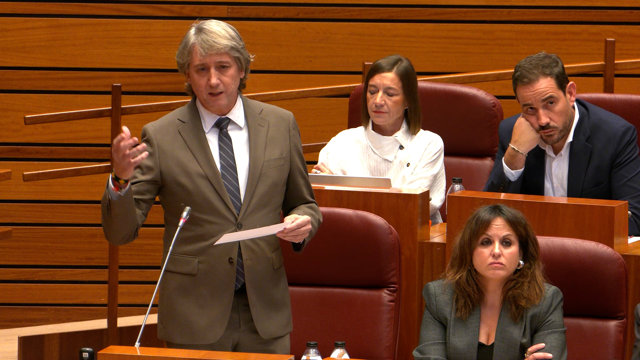 Mañueco culpa a Martínez de "tragar con todo" y éste cree será PP quien se "atra