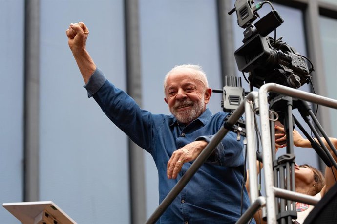 11 de outubro de 2026, Brasil, São Paulo: O presidente brasileiro Luiz Inácio Lula da Silva acena para seus apoiadores durante um comício em prol de sua reeleição. O comício ocorre antes do segundo turno das eleições presidenciais entre Lula e Bolsonaro, 