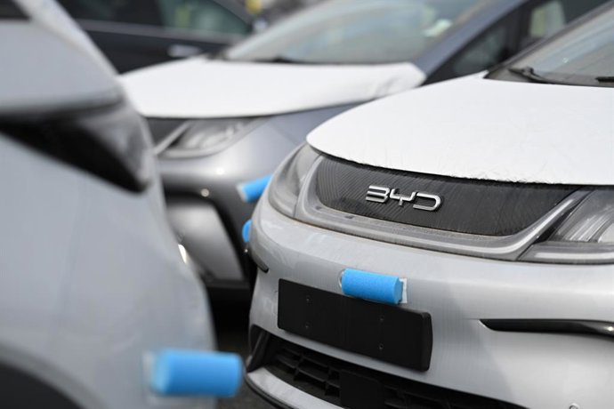 Archivo - El 66% de los españoles ya se plantea comprar un coche chino, según un estudio de Carwow 