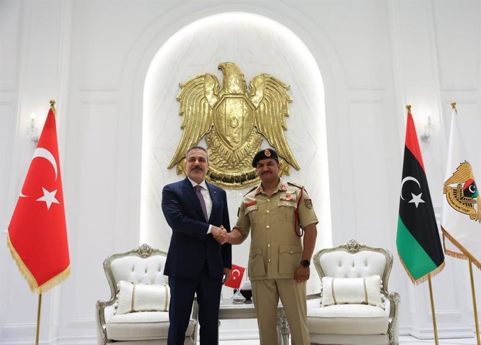 El ministro de Exteriores turco, Hakan Fidan, y el comandante del Ejército del este de Libia, Sadam Haftar