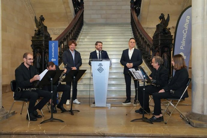 El concejal de Cultura del Ayuntamiento de Palma, Javier Bonet, en rueda de prensa con algunos miembros de la banda de música municipal de Palma.