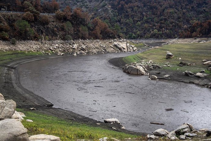 Las tormentas arrastran cenizas y restos del incendio de Burgohondo tiñendo el entorno al embalse de El Burguillo, a 5 de octubre de 2026, en El Barraco, Ávila, Castilla y León (España).