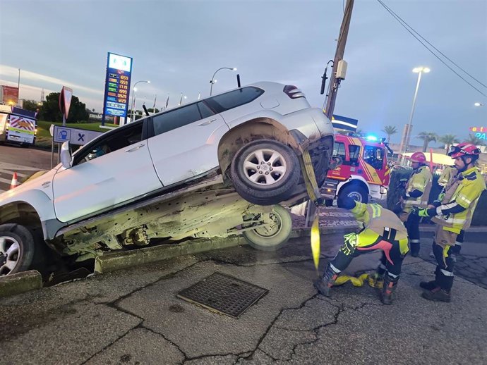 Los Bomberos de Sanlúcar la Mayor aseguran un coche suspendido en el arcén.