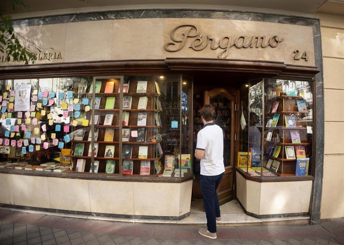 Exterior de la librería Pérgamo, a 16 de octubre de 2026, en Madrid (España). La librería se encuentra en un momento crítico debido a la presión inmobiliaria. Tras no lograrse la renovación del contrato de alquiler del local actual por decisión de la prop