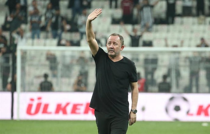 Archivo - El entrenador turco Sergen Yalcin dirigiendo al Besiktas durante un encuentro de Super Liga turca.