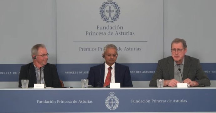 David Klenerman, Shankar Balasubranmanian y Pascal Mayer, en la rueda de prensa