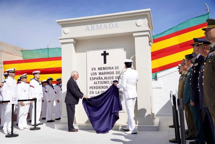 El almirante de la Flota (Alflot) de la Armada Española, José Enrique Delgado Roig, y del presidente de la Ciudad Autónoma de Melilla, Juan José Imbroda, descubren una placa en el cementerio de la Purísima Concepción