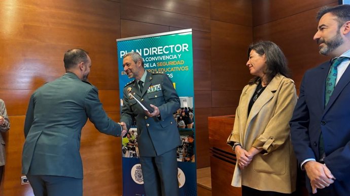 Entrega de los reconocimiento a agentes de la Guardia Civil por su trabajo en el Plan Director para la Convivencia y Mejora de la Seguridad en los Centros Educativos el pasado curso escolar.