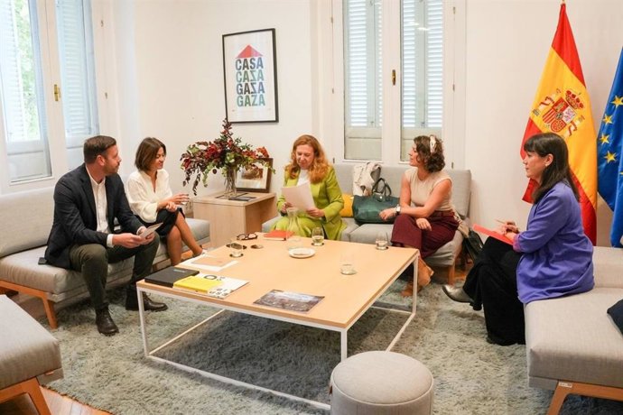 La ministra de Juventud e Infancia, Sira Rego, y la directora de Save The Children, Isla Ramos, han respaldado este martes la labor "clave" de la Unidad Multidisciplinar de Atención a la Infancia Migrante en Emergencias en Ceuta
