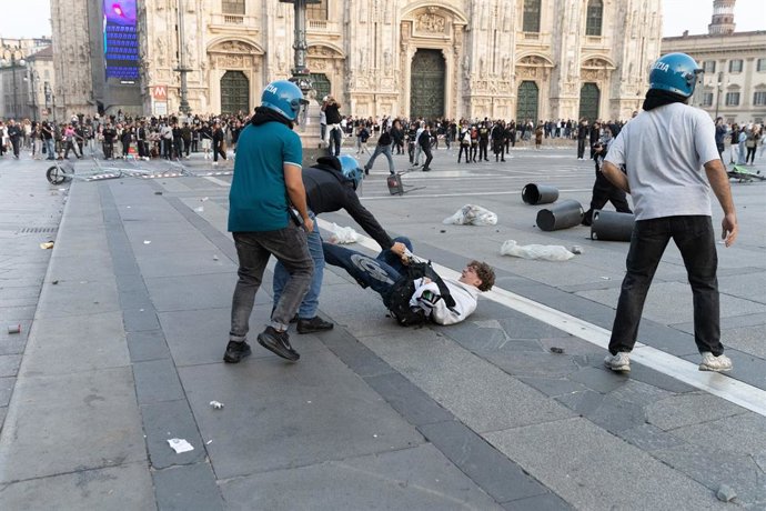 Milão, Itália: IPA89845641 - Milão, 17 de outubro de 2026, Piazza Duomo: Confrontos e brigas de rua entre jovens manifestantes e as forças de segurança: Polícia de Contação, Unidade de Deslocamento Rápido