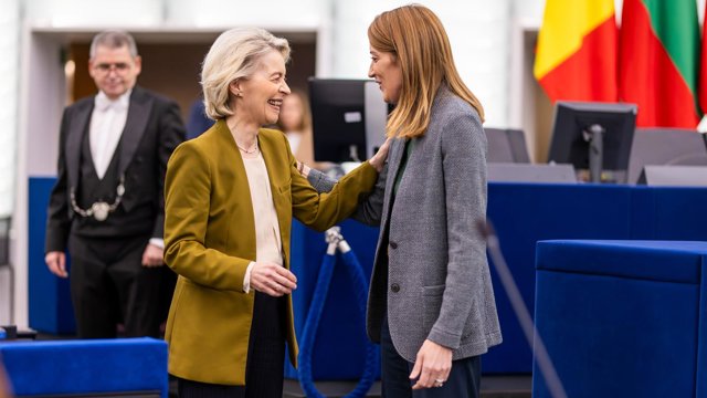 Archivo - La presidenta de la Comisión Europea, Ursula von der Leyen, y la presidenta del Parlamento Europeo, Roberta Metsola, en pleno de la Eurocámara en Estrasburgo (Francia)