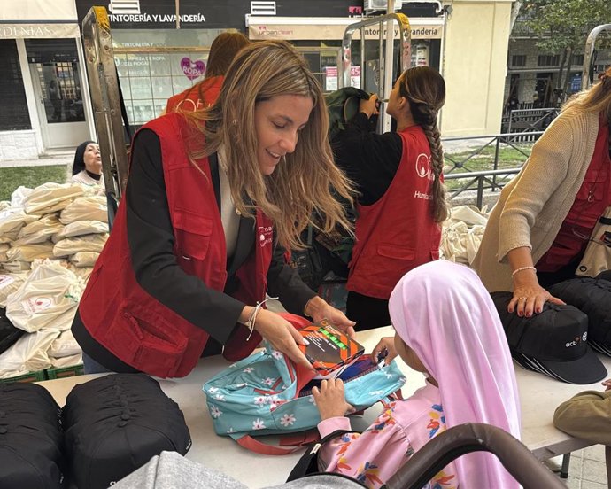 La primera dama de Buenos Aires, María Belén Ludueña, entrega material escolar en un reparto junto a al Fundación Madrina.