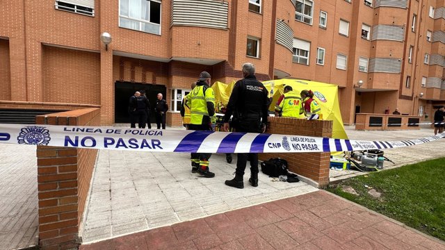 Servicios sanitarios de emergencias atieneden a una mujer de 52 años que finalmente ha fallecido por heridas de arma blanca en Carabanchel, Madrid