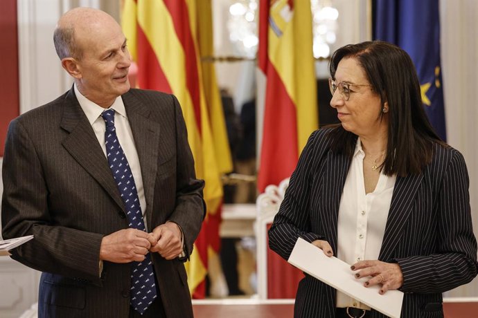Archivo - Arxiu - La presidenta de Les Corts Valencianes, Llanos Massó, rep la Memòria Anual d'Activitat (2025) de l'Agència Valenciana Antifrau de mans del director de l'Agència.