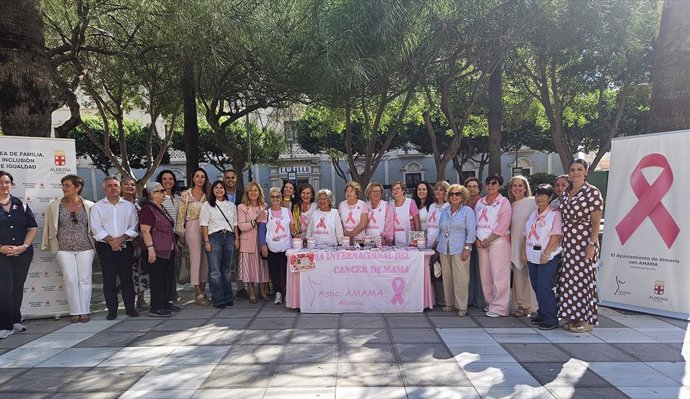 Representantes institucionales y miembros de Amama durante el acto celebrado en Almería con motivo del Día Mundial contra el Cáncer de Mama.