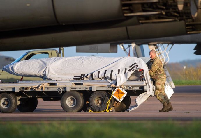 Archivo - March 11, 2026, Fairford, Gloucestershire, UK: Fairford, UK. A munition is unloaded from a B1 bomber and covered as preparations including loading of bomb munitions are made to USAF B1 Lancer bomber aircraft at RAF Fairford. UK Prime Minister Ki