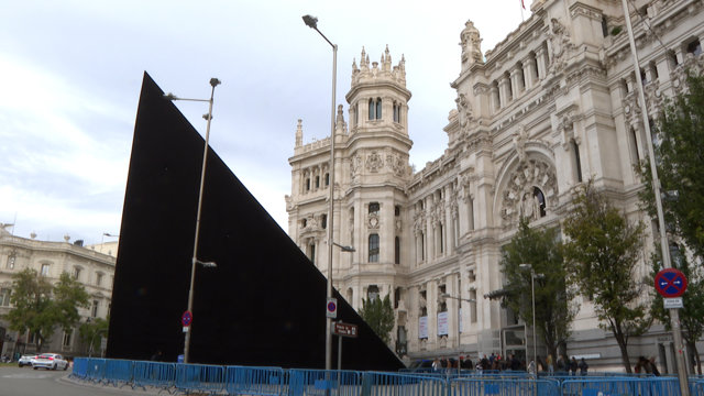 'Panóptico', Un Triángulo De 20 Metros De Alto, Obra De Spy, Aterriza En Cibeles