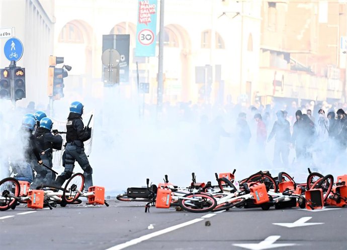 Escena de protestas frente a antidisturbios en Bolonia, Italia