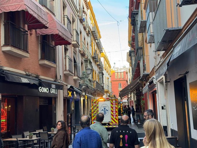 Vehículo de Bomberos en la calle Albareda tras recibir la llamada por un incendio en un restaurante