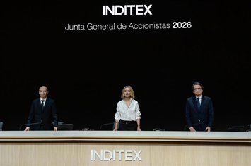 Archivo - La presidenta no ejecutiva de Inditex, Marta Ortega, el secretario del consejo, Javier Monteoliva Díaz (d), y el consejero delegado de Inditex, Óscar García Maceiras (i), durante la Junta General Ordinaria de Accionistas del grupo Inditex 2026.