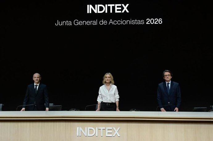Archivo - La presidenta no ejecutiva de Inditex, Marta Ortega, el secretario del consejo, Javier Monteoliva Díaz (d), y el consejero delegado de Inditex, Óscar García Maceiras (i), durante la Junta General Ordinaria de Accionistas del grupo Inditex 2026.