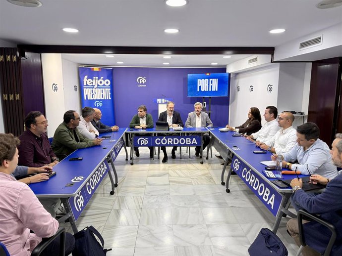 Adolfo Molina mantiene una reunión de trabajo con los coordinadores de campaña locales del PP de los municipios preferentes de la provincia de Córdoba.