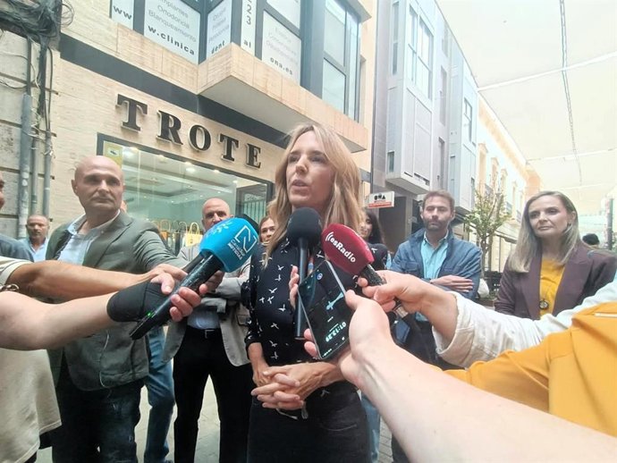 La diputada nacional del PP Cayetana Álvarez de Toledo ofrece declaraciones a los medios de comunicación en Almería.