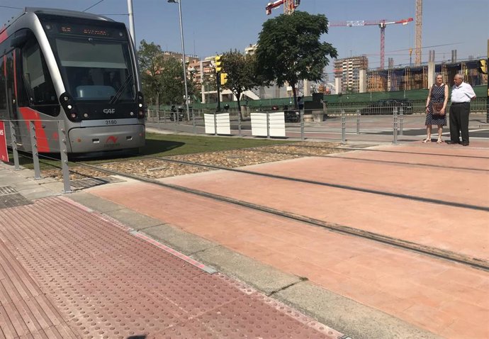 Archivo - Parada del tranvía en Romareda con medidas de seguridad para evitar atropellos