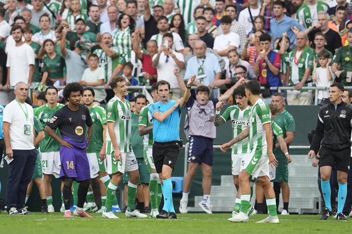 Ricardo de Burgos Bengoetxea anula el gol de Giovani Lo Celso en el Real Betis-FC Barcelona