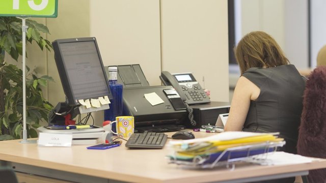 Archivo - Una funcionaria en su puesto de trabajo