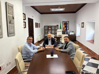 El delegado territorial de Turismo, Justicia, Desregulación y Administración Local de la Junta de Andalucía en Córdoba, Alejandro Hernández, durante la reunión con representantes de la Federación de Peñas Cordobesas.