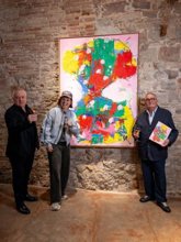 Foto: La pintora Marria Pratss firma la obra de arte anual del catálogo Vila Viniteca 2027