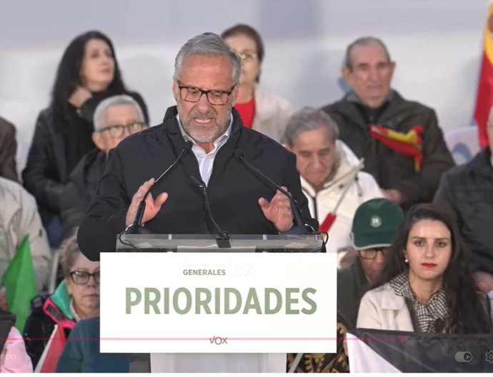 Pollán rechaza resignarse a la invasión del Tercer Mundo y que los españoles sean "los últimos de la fila". El político, durante un mitin de precampaña en Ponferrada (León).