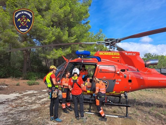 Intervención del helicóptero sa Milana en el rescate de un joven en es Coll Baix.