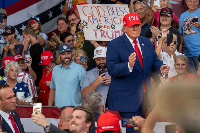 16 de outubro de 2026, Dalton, Geórgia, EUA: O presidente DONALD TRUMP aplaude ao descer do palco para embarcar no Marine One