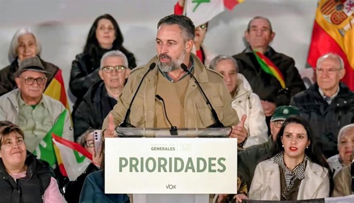 El líder de Vox y candidato a la Presidencia del Gobierno, Santiago Abascal, en un acto de precampaña electoral en Ponferrada (León).